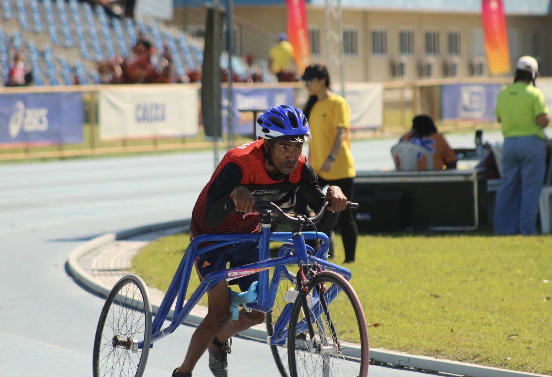 Atleta da Urece em prova de atletismo com triciclo adaptado