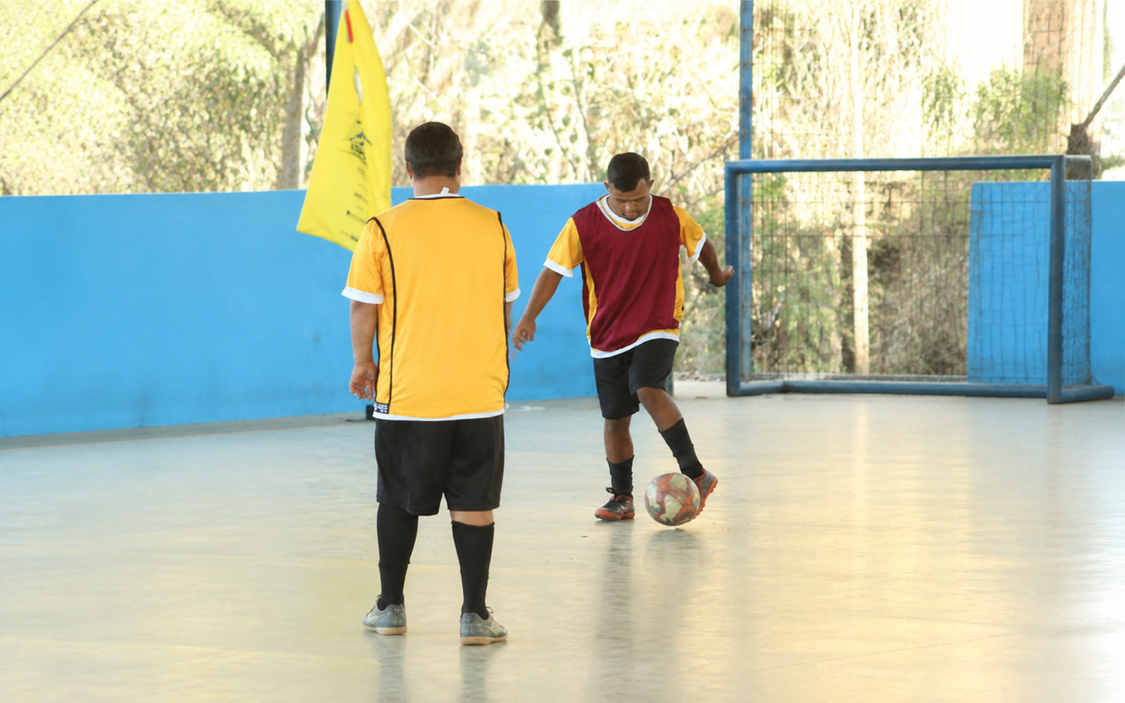 Dois atletas da Urece em treino de futebol para cegos