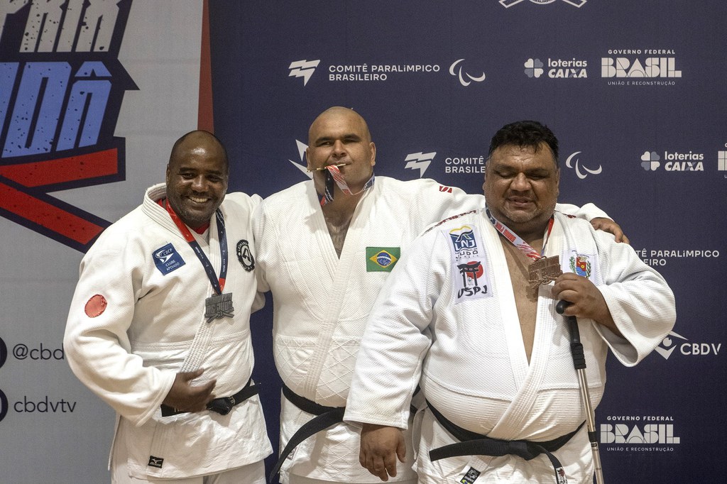 Atletas de judô paralímpico da Urece exibindo suas medalhas
