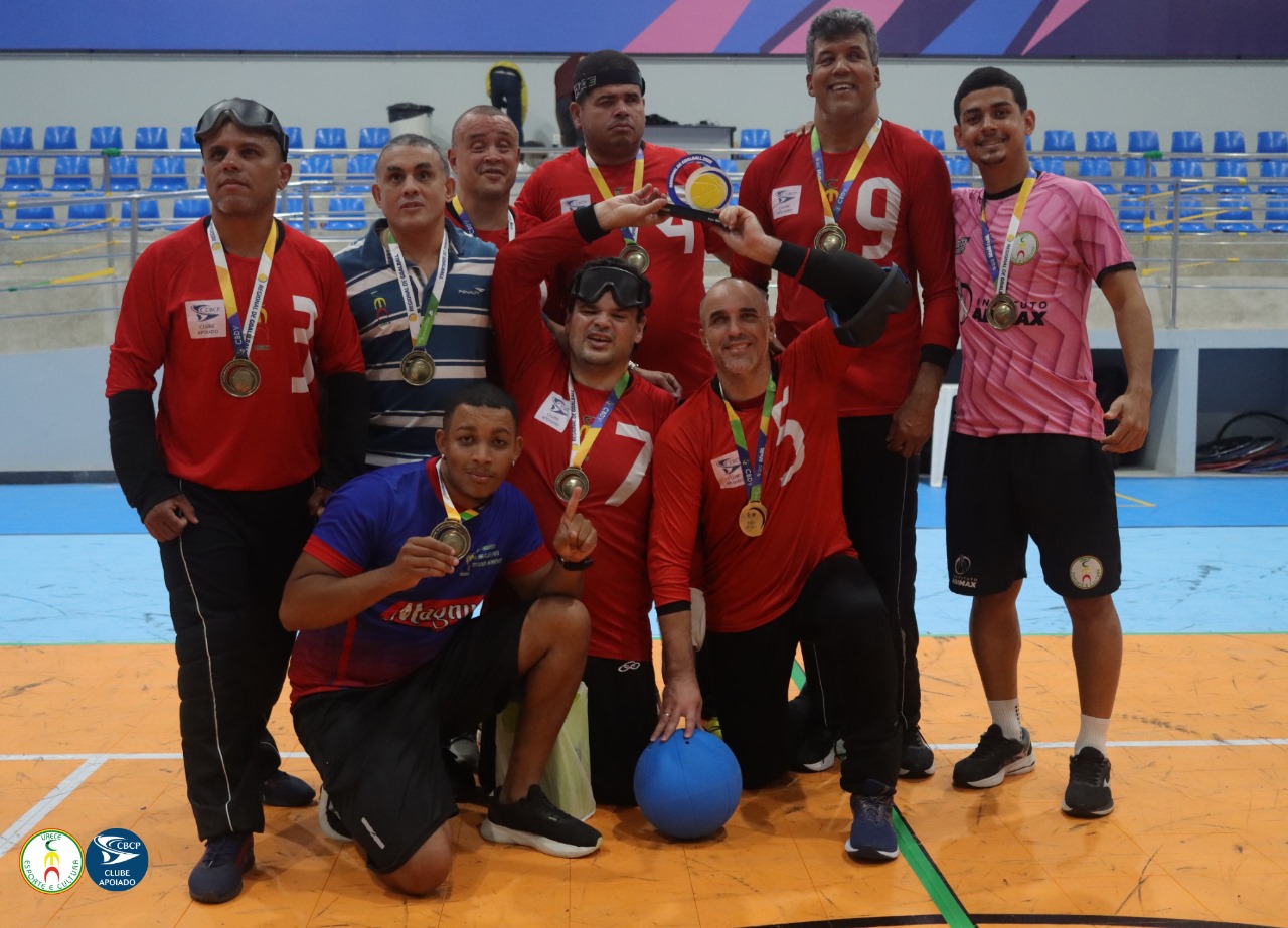 Equipe de goalball da Urece comemorando uma conquista na quadra