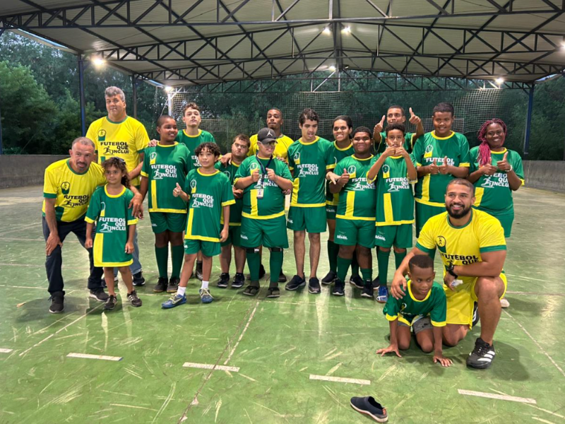 Equipe de futebol para cegos da Urece reunida em quadra