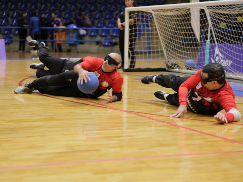 Atletas da Urece em uma defesa durante partida de goalball