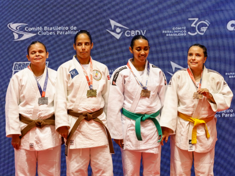 Atletas de judô da Urece com suas medalhas